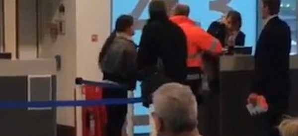 Εξαγριωμένη επιβάτης χτυπά υπάλληλο αεροδρομίου όταν την ενημέρωσε ότι έχασε την πτήση της (βίντεο)